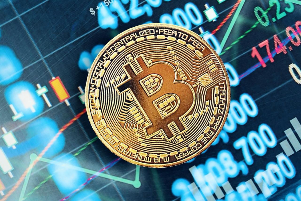 长期持有BTC达1680万枚创纪录，宏观风险加剧